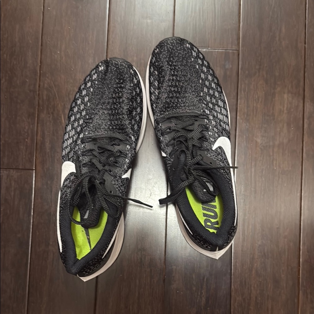 Nike Zoom Black and White Athletic Shoes Lightweight Breathable Design